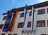 Městská radnice v Ansbachu se smutečními stuhami. ...